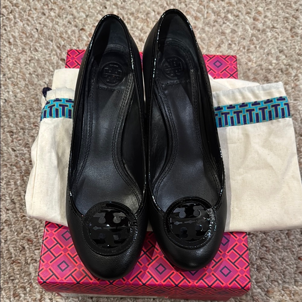 Tory Burch Black Louisa Wedge -size 8 Micro Tumbled Leather/Patent